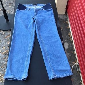 Cisos designs woman’s maternity jeans